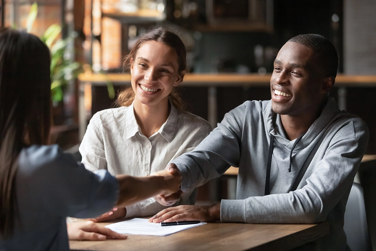 A couple meeting a payday loan lender